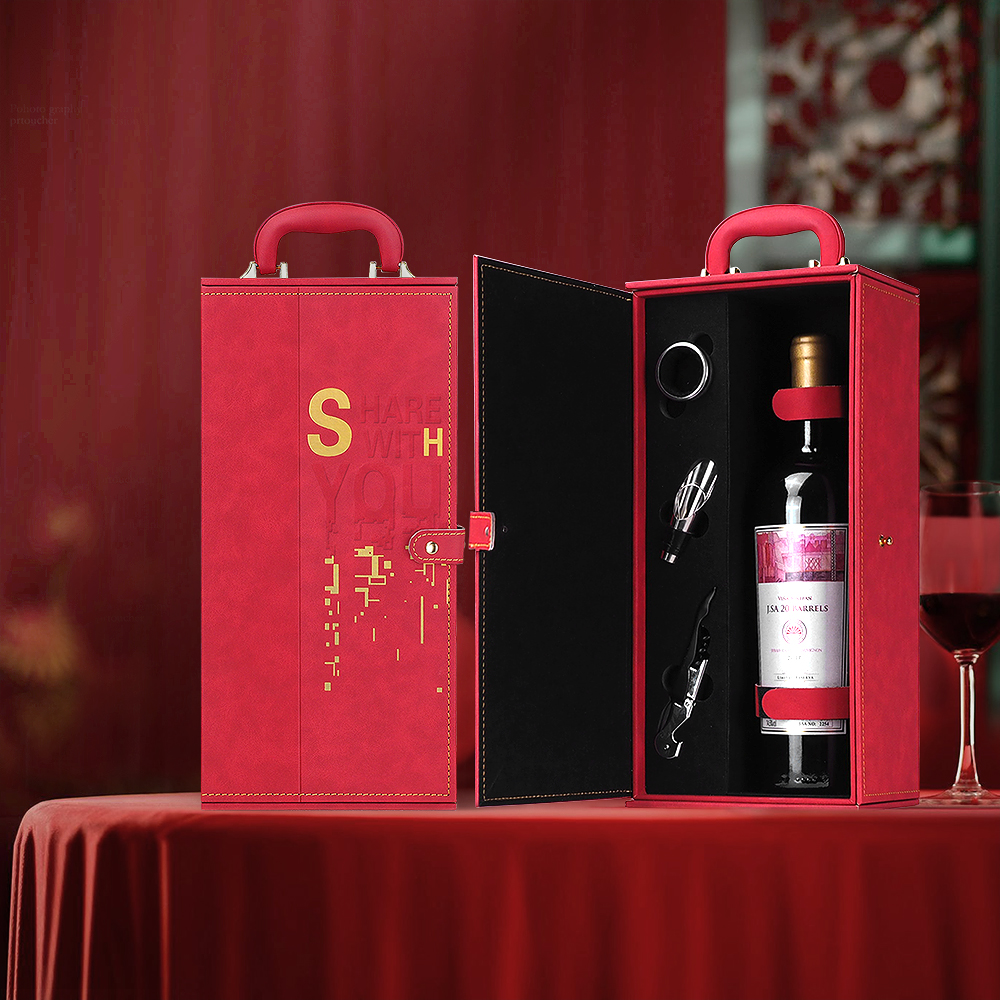 Single red wine in leather box 